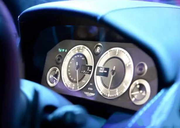 車載液晶屏-未來(lái)選擇HUD還是全液晶儀表？